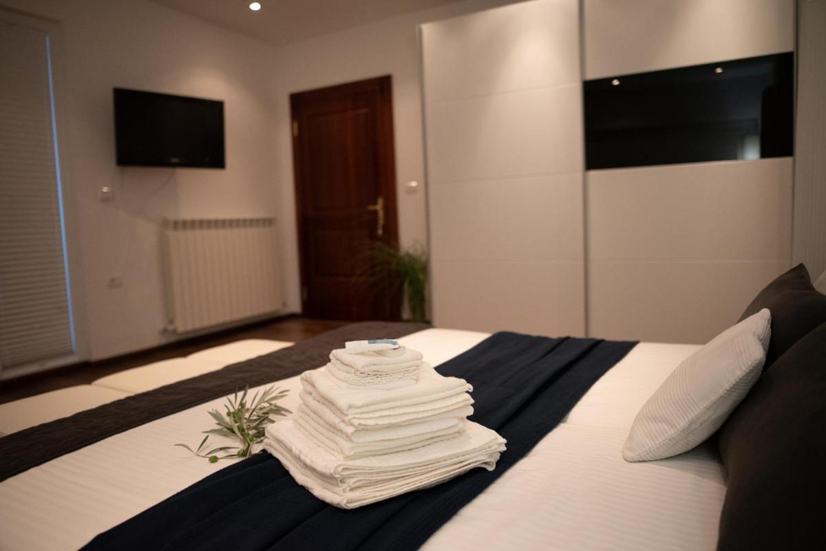 Castle House Rooms, Swimming Pool & Sauna & Tennis Court & Wine Cellar Сезана Экстерьер фото