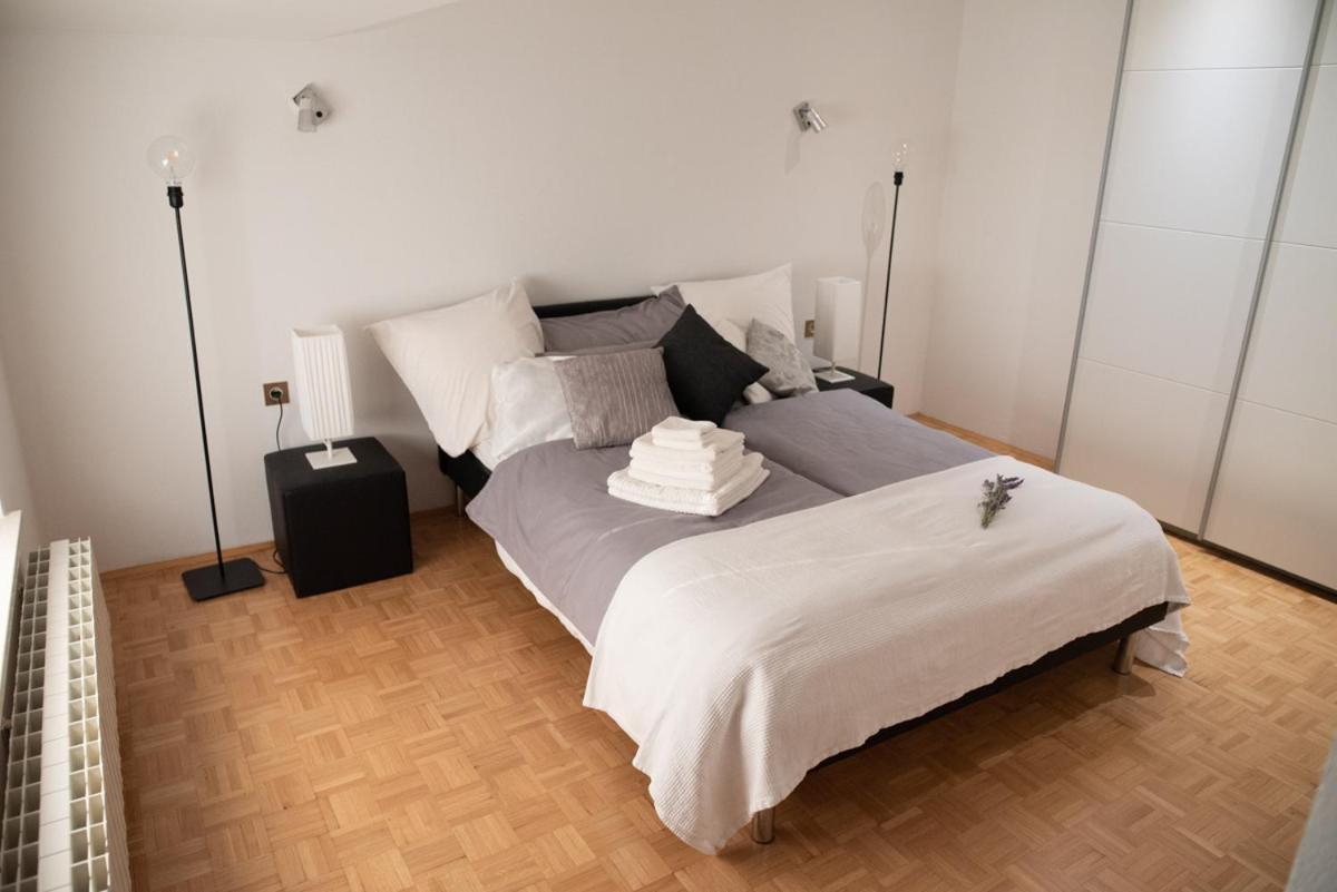 Castle House Rooms, Swimming Pool & Sauna & Tennis Court & Wine Cellar Сезана Экстерьер фото